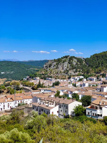 Güneşli bir günde İspanya 'nın güneyindeki Grazalema köyü