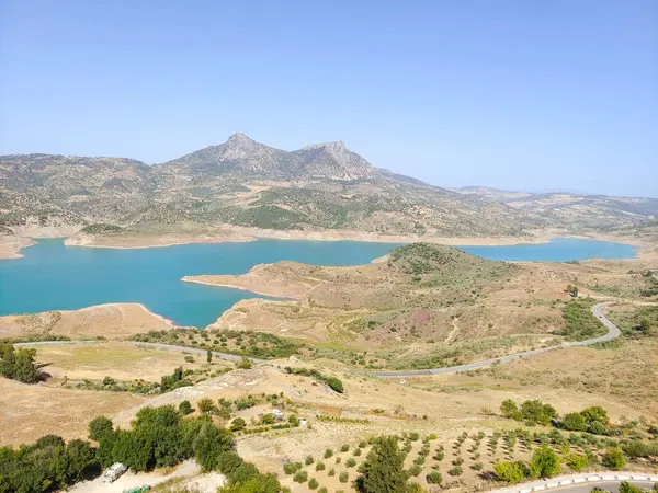İspanya 'nın güneyinde Zahara de la Sierar Gölü güneşli bir günde