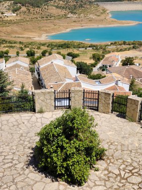 İspanya 'nın güneyinde bir köy Güneşli bir günde dağlarda