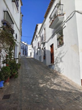 İspanya 'nın güneyinde bir köy Güneşli bir günde dağlarda