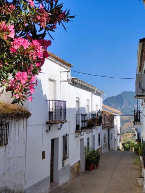 İspanya 'nın güneyinde bir köy Güneşli bir günde dağlarda