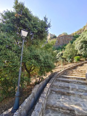 İspanya 'nın güneyinde bir köy Güneşli bir günde dağlarda