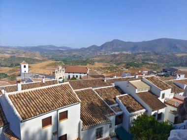 İspanya 'nın güneyinde bir köy Güneşli bir günde dağlarda