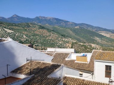 İspanya 'nın güneyinde bir köy Güneşli bir günde dağlarda