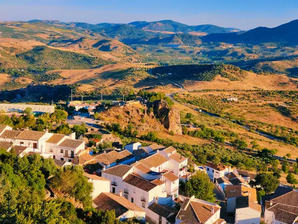 İspanya 'nın güneyinde bir köy Güneşli bir günde dağlarda