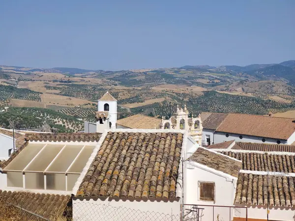 İspanya 'nın güneyinde bir köy Güneşli bir günde dağlarda