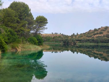Güneşli bir günde İspanya 'nın güneyindeki doğada göl