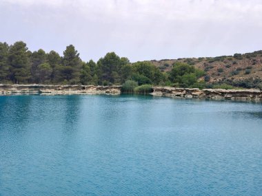 Güneşli bir günde İspanya 'nın güneyindeki doğada göl