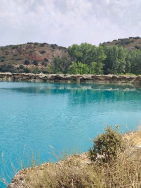 Güneşli bir günde İspanya 'nın güneyindeki doğada göl