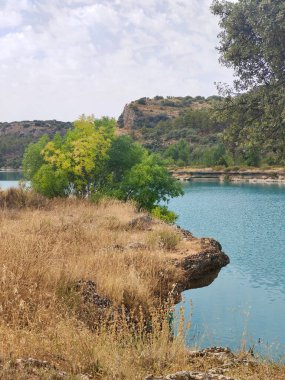 Güneşli bir günde İspanya 'nın güneyindeki doğada göl