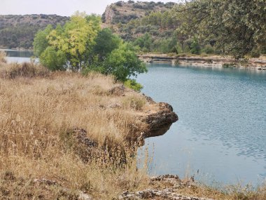 Güneşli bir günde İspanya 'nın güneyindeki doğada göl