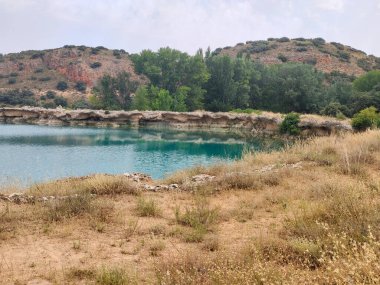 Güneşli bir günde İspanya 'nın güneyindeki doğada göl