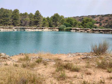 Güneşli bir günde İspanya 'nın güneyindeki doğada göl