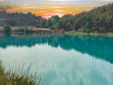 Güneşli bir günde İspanya 'nın güneyindeki doğada göl