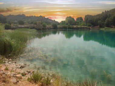 Güneşli bir günde İspanya 'nın güneyindeki doğada göl