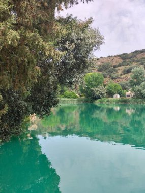 Güneşli bir günde İspanya 'nın güneyindeki doğada göl