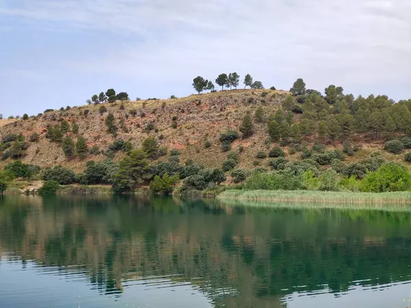 Güneşli bir günde İspanya 'nın güneyindeki doğada göl