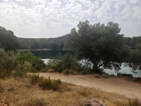 Güneşli bir günde İspanya 'nın güneyindeki doğada göl