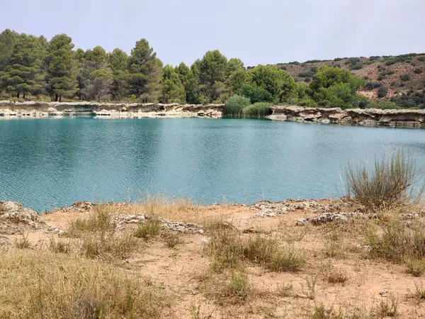 Güneşli bir günde İspanya 'nın güneyindeki doğada göl