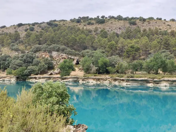 Güneşli bir günde İspanya 'nın güneyindeki doğada göl