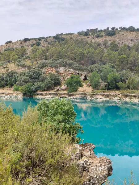 Güneşli bir günde İspanya 'nın güneyindeki doğada göl