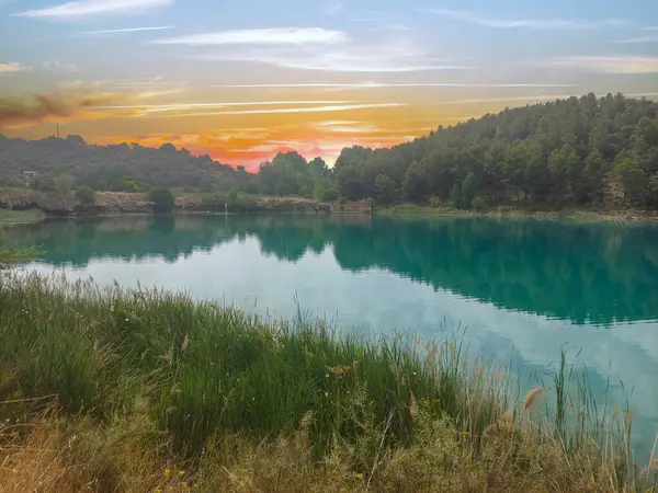Güneşli bir günde İspanya 'nın güneyindeki doğada göl