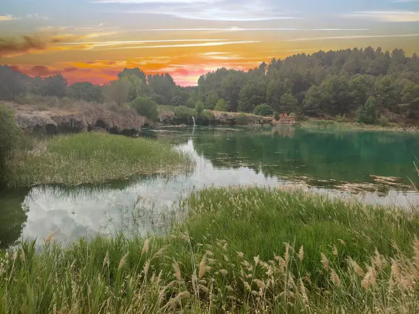 Güneşli bir günde İspanya 'nın güneyindeki doğada göl