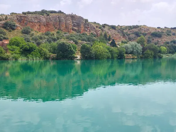 Güneşli bir günde İspanya 'nın güneyindeki doğada göl