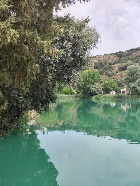 Güneşli bir günde İspanya 'nın güneyindeki doğada göl