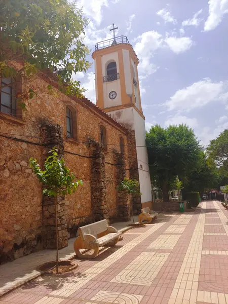 İspanyol köyünün caddesindeki kilise kulesi