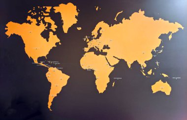 Siyah arkaplandaki dünya haritası