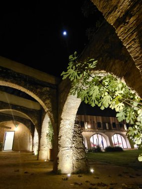 Güneşli bir günde Merida 'da ortaçağ köprüsü