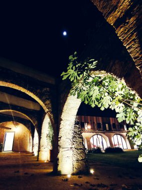 Güneşli bir günde Merida 'da ortaçağ köprüsü
