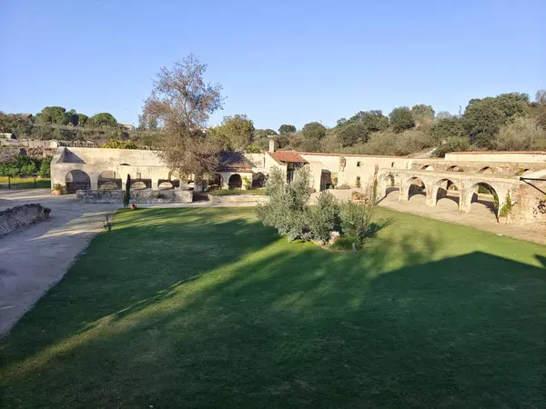 Güneşli bir günde Merida 'da ortaçağ köprüsü