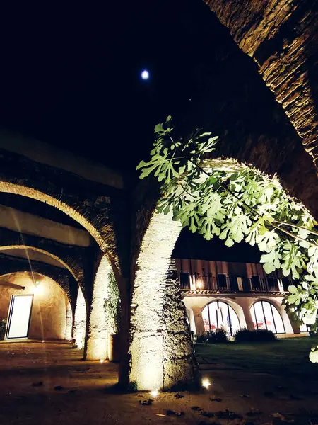 Güneşli bir günde Merida 'da ortaçağ köprüsü