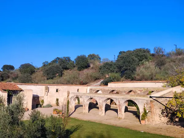 Güneşli bir günde Merida 'da ortaçağ köprüsü