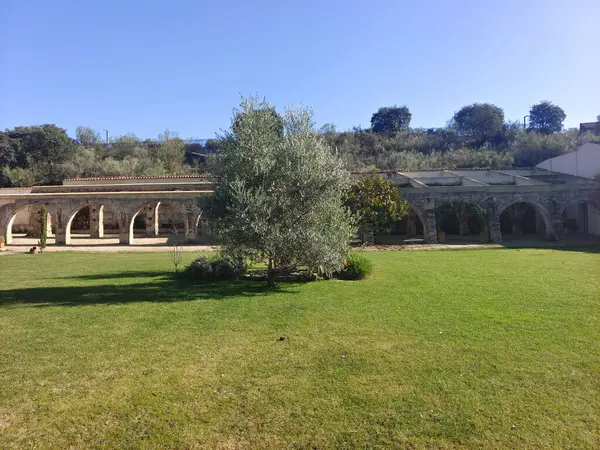 Güneşli bir günde Merida 'da ortaçağ köprüsü