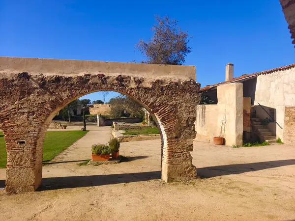 Güneşli bir günde Merida 'da ortaçağ köprüsü