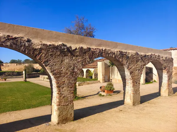 Güneşli bir günde Merida 'da ortaçağ köprüsü