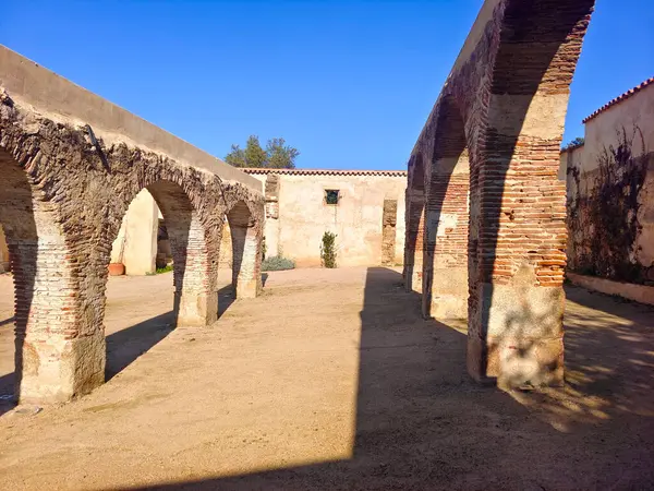 Güneşli bir günde Merida 'da ortaçağ köprüsü