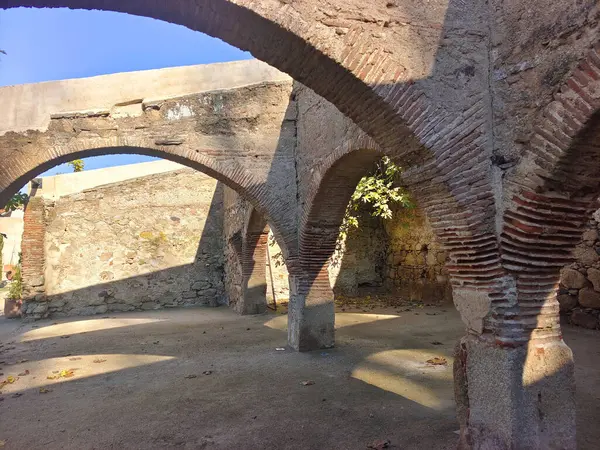 Güneşli bir günde Merida 'da ortaçağ köprüsü