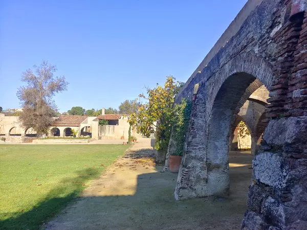 Güneşli bir günde Merida 'da ortaçağ köprüsü