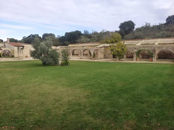 Güneşli bir günde Merida 'da ortaçağ köprüsü