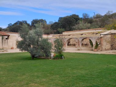 Güneşli bir günde Merida 'da ortaçağ köyü