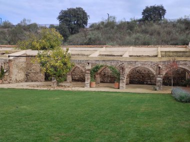 Güneşli bir günde Merida 'da ortaçağ köyü