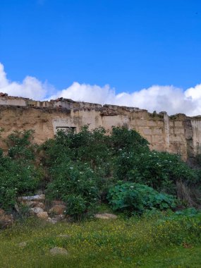 Güneşli bir günde Merida 'da ortaçağ köyü