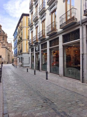 Valdepenas, İspanya-12 Temmuz 2022 - İspanya 'nın göbeğindeki Ciudad Real caddesindeki insanlar güneşli bir günde. Şehrin hayatını ve çakırkeyif mimarisini görebilirsiniz.