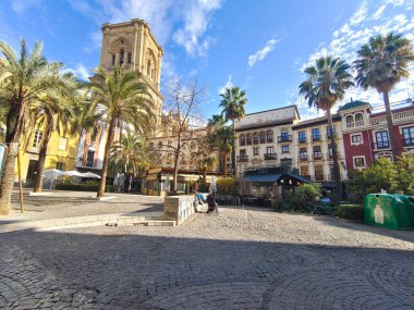 Valdepenas, İspanya-12 Temmuz 2022 - İspanya 'nın göbeğindeki Ciudad Real caddesindeki insanlar güneşli bir günde. Şehrin hayatını ve çakırkeyif mimarisini görebilirsiniz.