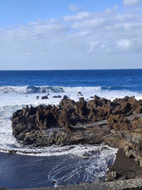 Tenerife adasının kuzeyindeki volkanik plaj