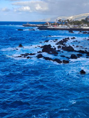 Tenerife adasının kuzeyindeki volkanik plaj